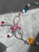 Collar corto con cuentas de perlas sintéticas y dijes de conejitos y flores de colores.