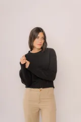 Pantalón negro de lino de corte ancho con costuras a contratono.