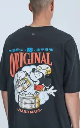 Remera negra de calce oversize, con cuello redondo y un pequeño bordado en el pecho que representa un dim sum (bollo cocido al vapor) en una vaporera de bambú, acompañado de dos platos pequeños y palillos.