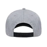 Gorro unisex color ladrillo con logo de Caterpillar bordado en un parche cuadrado en el frente. Tiene visera curva y cierre trasero ajustable con broche a presión.