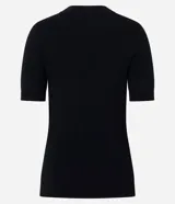 Blusa femenina de viscosa color amarillo mostaza, con cuello redondo y manga corta. Presenta un efecto de punto y terminaciones acanaladas en cuello, mangas y ruedo.