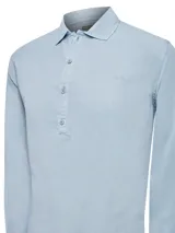 Camisa celeste de manga larga, corte regular fit y abotonadura media. Tiene cuello camisero, puños abotonados y logo de pato bordado al tono en el pecho.