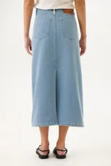 Falda midi de jean celeste con corte recto y cinturón negro con hebilla metálica.