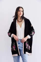 Cárdigan negro de chenille con calce holgado, bordados florales con lentejuelas, mostacillas e hilo de lurex. Terminaciones en rib color rosa claro.