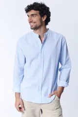 Camisa celeste de lino con cuello Mao y mangas largas.