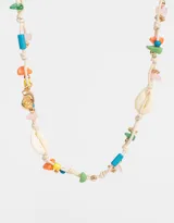 Collar corto de hilo color crudo con cuentas de colores, dijes de caracoles y dije de espiral dorado.