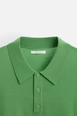 Polo verde de punto ligero tejido en hilatura de lana, corte regular fit, cuello solapa con cierre frontal de botonadura, manga larga y acabados en rib.