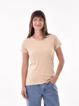Remera color amarillo pastel con mangas cortas y detalle de calado en los hombros.