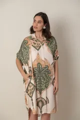 Camisa italiana larga irregular en satén estampado en tonos beige, negro y marrón. Se puede usar como vestido, túnica o camisa larga. Talle único.