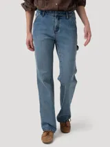 Jeans de tiro alto y pierna recta confeccionados en denim color azul. Presentan un diseño minimalista sin bordados decorativos, con bolsillos funcionales y un detalle de lazo lateral estilo carpintero.
