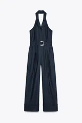 Mono largo de lino color azul marino, con cuello halter, espalda descubierta, bolsillos delanteros y cinturón del mismo tejido.