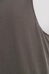 Musculosa deportiva color gris topo, confeccionada en tejido ligero y elástico con cuello redondo y sisas amplias.