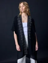 Kimono negro de gasa con apliques de brillos, marca Jessica Mc Clintock.