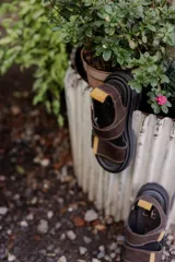 Sandalias negras con plataforma y doble tira con ajuste de velcro.