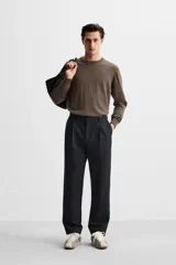 Jersey de hombre color beige, de cashmere, corte regular, cuello redondo y manga larga.