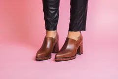 Zapatos de tacón alto color marrón, confeccionados en 100% cuero con detalle de textura en el talón.