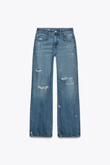 Pantalón de jean azul de corte wide leg, tiro medio y largo hasta el tobillo. Presenta roturas y detalles desgastados.