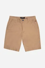 Bermuda color beige, de corte chino clásico, con pasacinto y logo bordado.