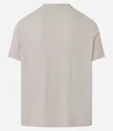 Remera de manga corta color beige, corte slim, con cuello redondo y textura acanalada vertical.