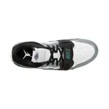 Championes Air Jordan Legacy 312 de hombre, color blanco, gris y verde, con detalles en negro. Presentan una correa ajustable en la parte delantera y el logo de Air Jordan en la lengüeta.