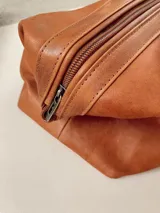 Necessaire blanco de diseño minimalista, ideal para cosmetics o artículos personales, con cierre superior.