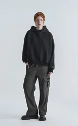 Pantalón cargo gris de corderoy, de corte recto con seis bolsillos.
