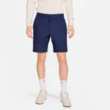 Short de gabardina azul marino con logo de Nike bordado en el muslo. Corte chino, con bolsillos laterales y traseros.