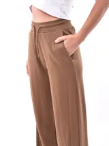 Pantalón negro de tiro alto con cordón ajustable en la cintura y corte ancho y recto.