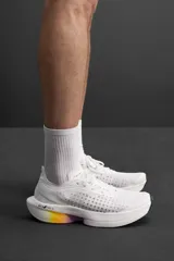 Zapatilla deportiva para correr largas distancias Zara Athleticz. Parte superior de tejido de punto transpirable, suela de TPE-A con placa de carbono interna y plantilla OrthoLite® extraíble.