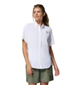 Camisa blanca de manga corta con cuello abotonado y bolsillo en el pecho. Confeccionada en tejido ripstop ligero con tecnología Omni-Wick™ y Omni-Shade™ UPF 40.