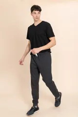 Pantalón deportivo tipo jogger color gris oscuro, con cintura elástica ajustable con cordón.