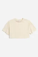 Remera color crema, corte cropped y estilo oversized.
