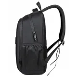 Mochila negra con bolsillos frontales verticales, laterales de rejilla y faja trasera para sujetarla a la valija.