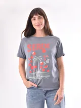 Remera color crudo con estampado de un pez rojo en el frente.