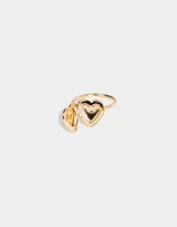 Anillo dorado con dije de corazón tipo relicario.
