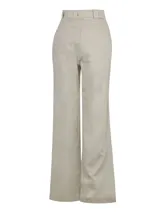 Pantalón de pierna recta y tiro alto color beige, con bolsillos estilo carpintero y cinturón con hebilla metálica.