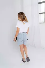 Bermuda de denim celeste con sobrepollera de cuero color suela desmontable.