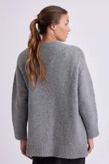 Cardigan de punto gris melange con botones marrones.