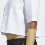 Remera Adidas Essentials de corte cropped, color blanco, con logo pequeño en el centro del pecho.