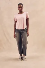 Remera rosa con calce ajustado, confeccionada con 96% viscosa y 4% elastano, de textura suave y ligera.