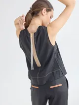 Top color beige de lino y viscosa, corte recto y escote redondo con cierre a la vista en la espalda y pespuntes a contratono.