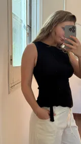 Musculosa negra de lino con breteles finos, corte ajustado y lazos laterales para atar.