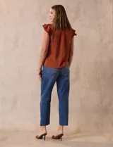 Camisa azul de satén, marca Alex & Lili. Cuello a la base con solapa, escote en V, apertura central con botones y sisa con volados.