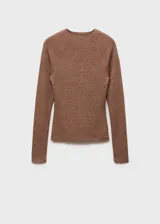 Remera marrón de tejido fluido con cuello redondo y mangas largas.