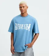 Remera masculina de algodón color azul, con corte boxy, cuello redondo y mangas cortas. Presenta una estampa frontal con la palabra "Revenge" en tipografía gótica.