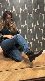 Botas de cuero color marrón oscuro, estilo Chelsea, con elástico lateral negro y suela track negra. Incluye correa de cuero desmontable con hebilla.