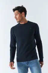 Sweater tejido azul marino de hombre, con cuello redondo y logo bordado en el pecho.
