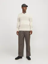 Polo de manga larga a rayas horizontales color crema y gris, con cuello clásico y cierre de medio botón.