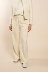 Pantalón de vestir marrón con textura tweed, de tiro alto y pierna recta.