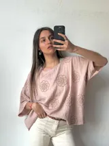 Remera rosa de tela italiana con estampado de mandalas.